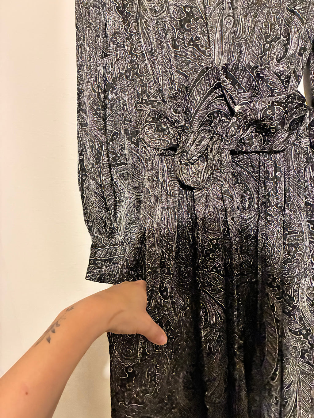 Vestido largo gris satinado con escote cruzado