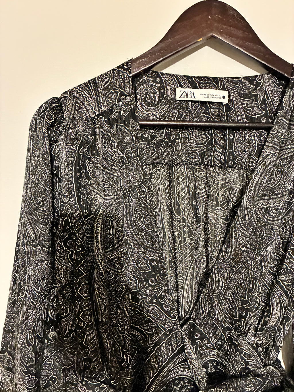 Vestido largo gris satinado con escote cruzado