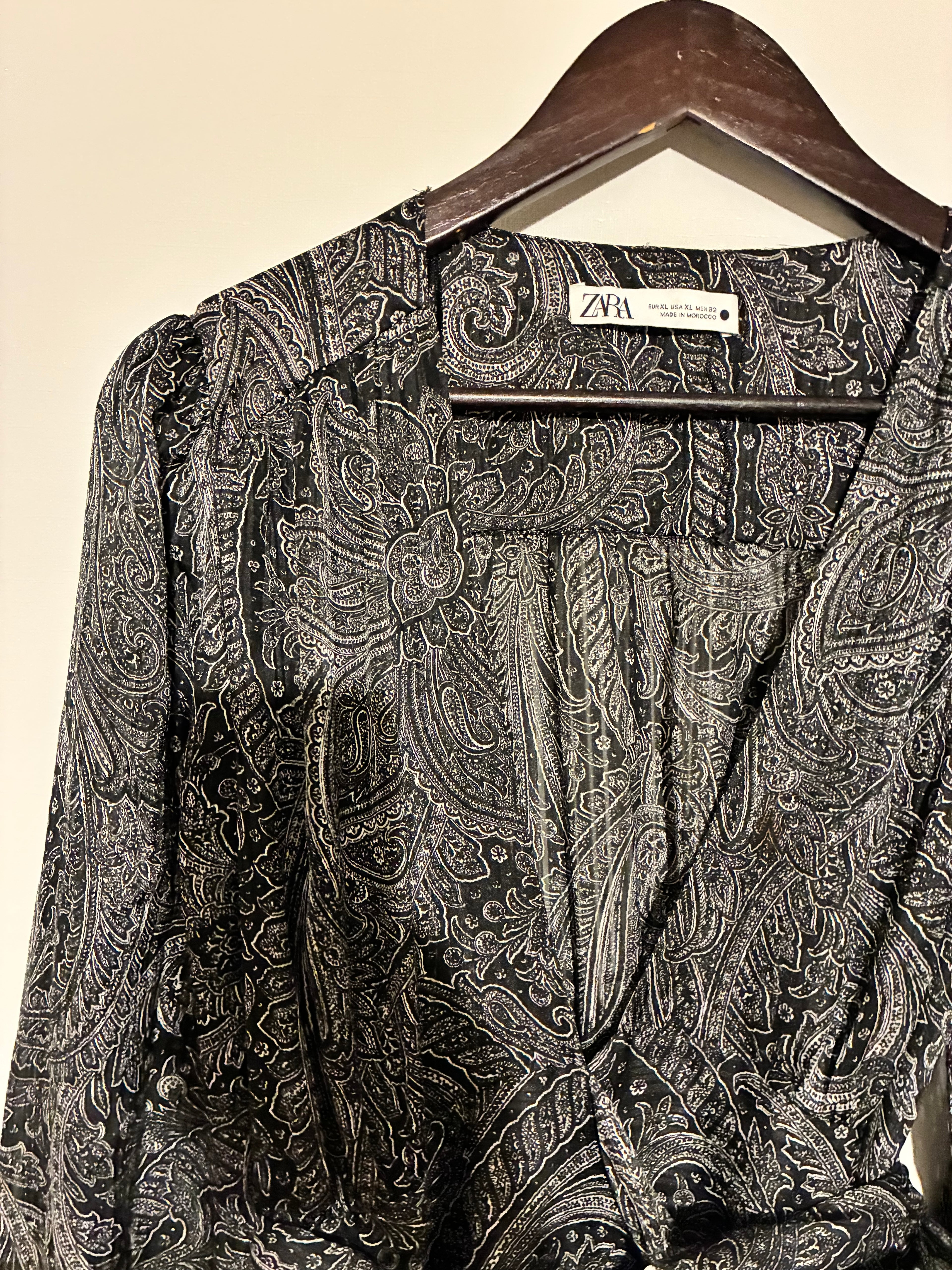 Vestido largo gris satinado con escote cruzado