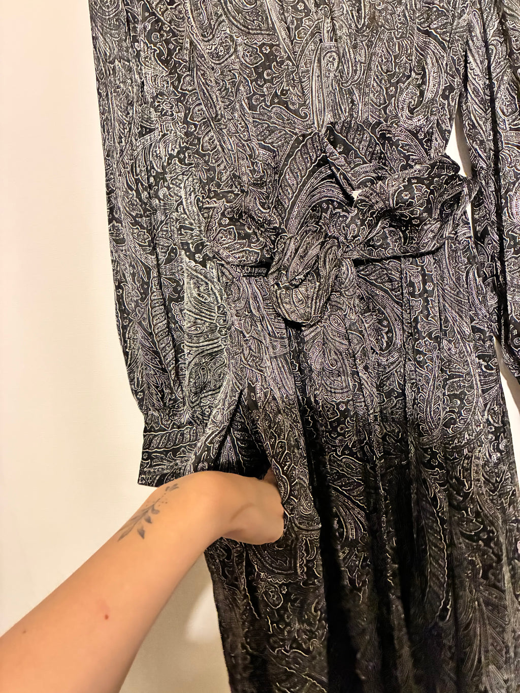 Vestido largo gris satinado con escote cruzado