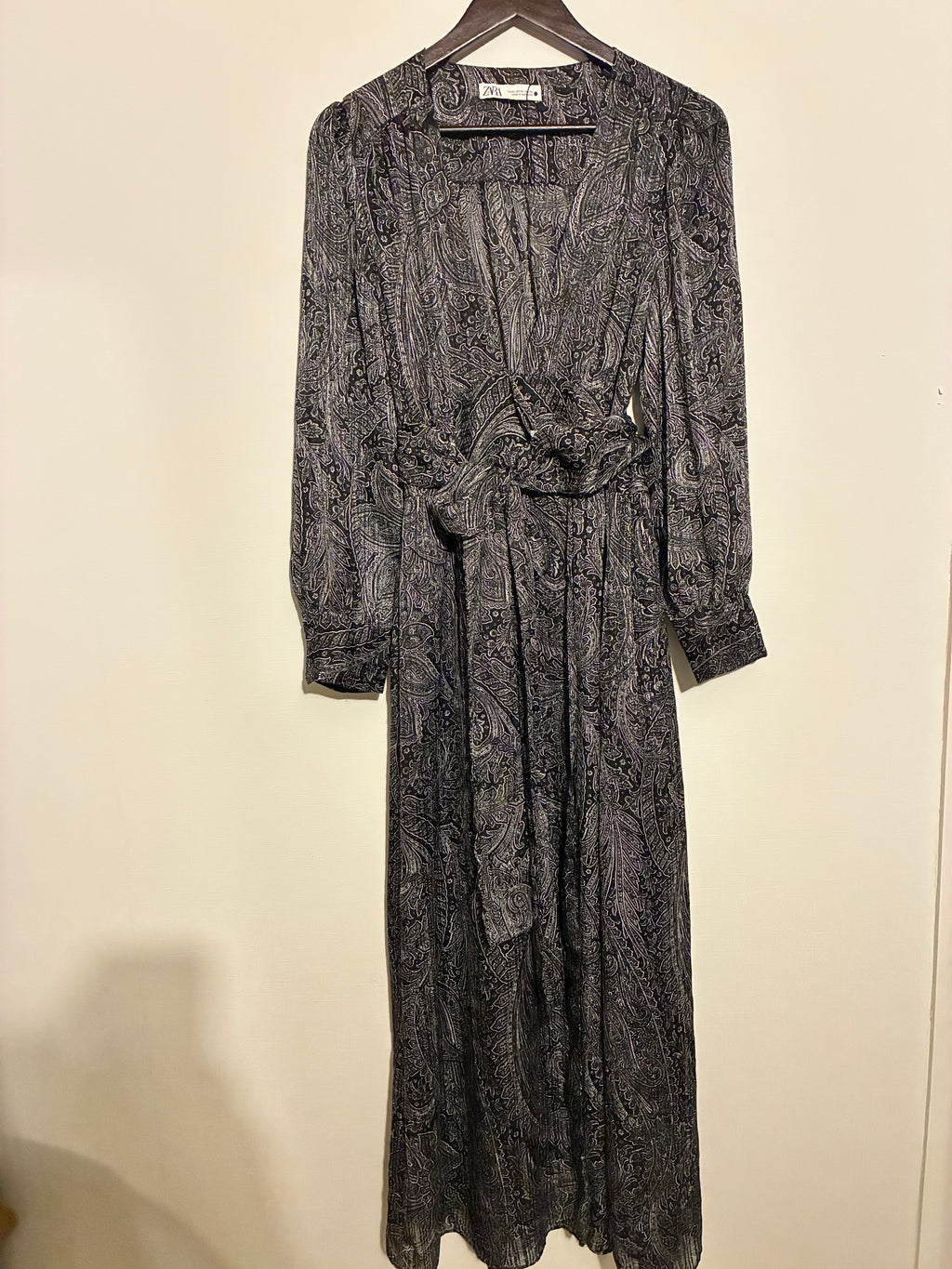 Vestido largo gris satinado con escote cruzado