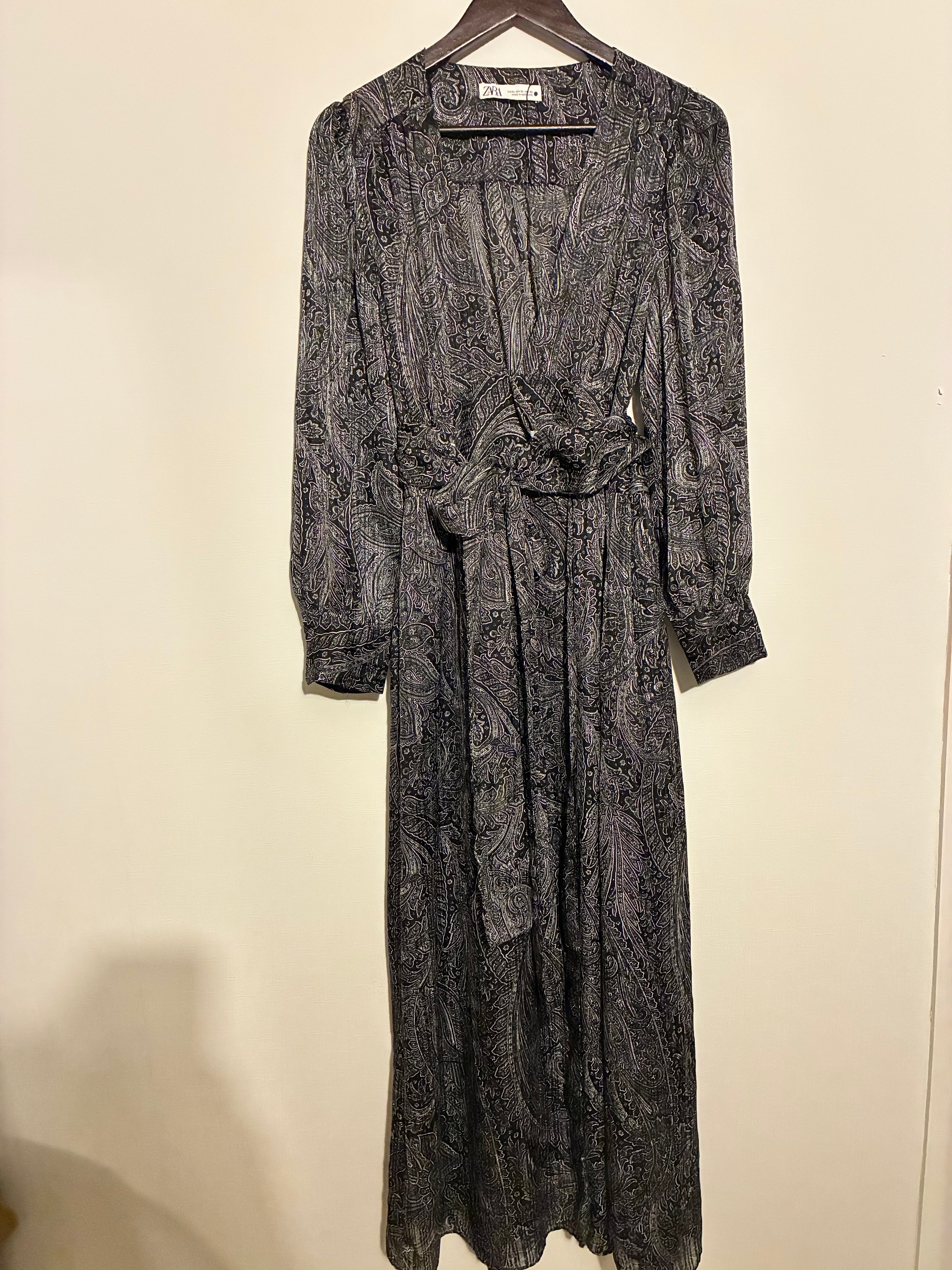 Vestido largo gris satinado con escote cruzado