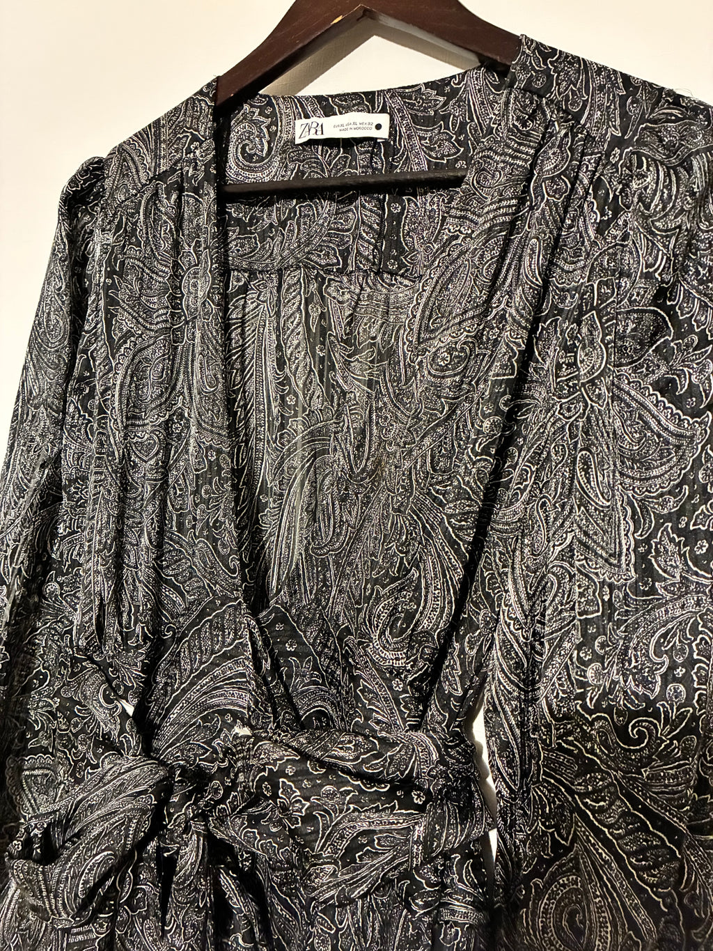 Vestido largo gris satinado con escote cruzado