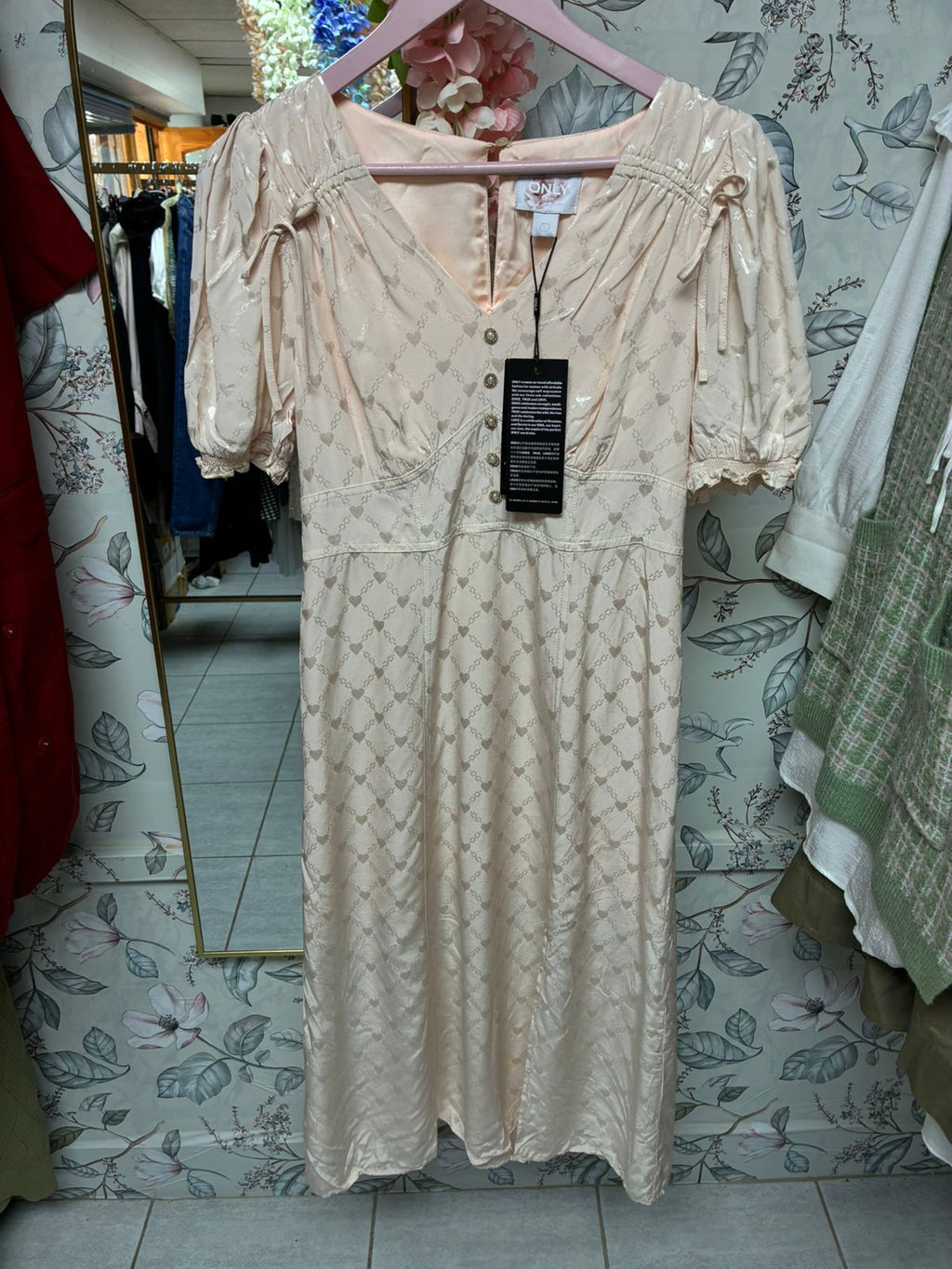 Vestido rosa satinado largo con botones y manga corta