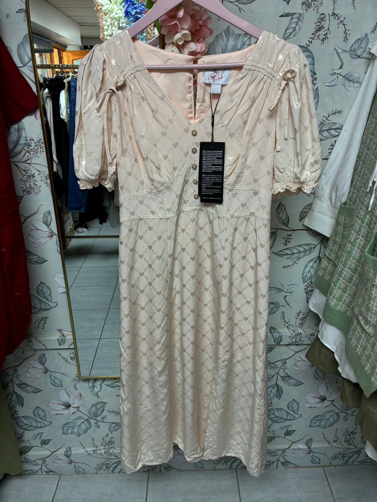 Vestido rosa satinado largo con botones y manga corta