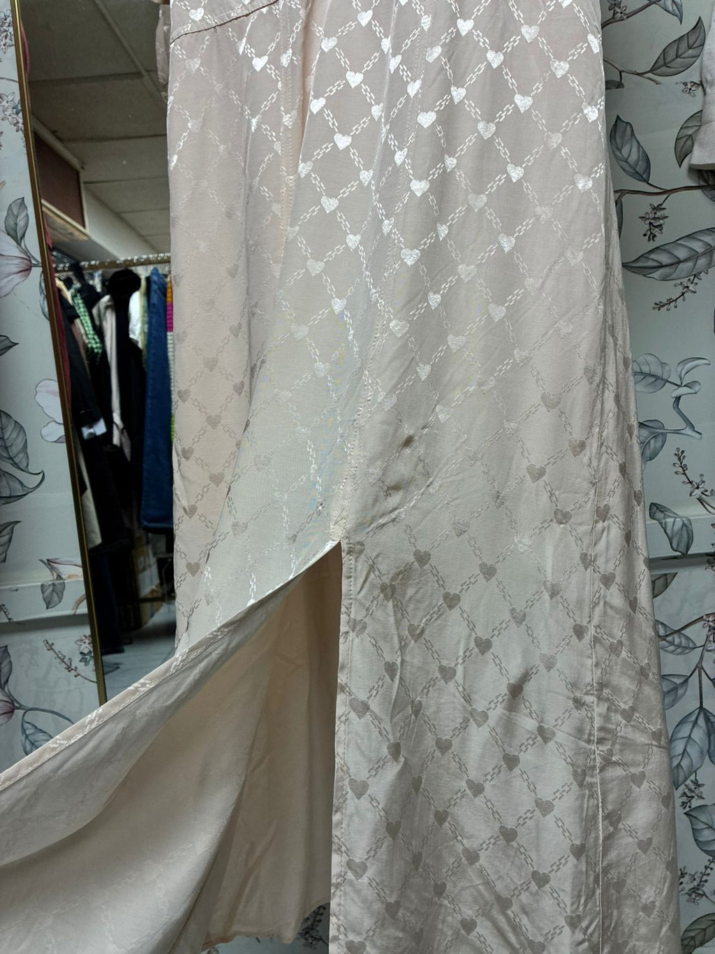 Vestido rosa satinado largo con botones y manga corta