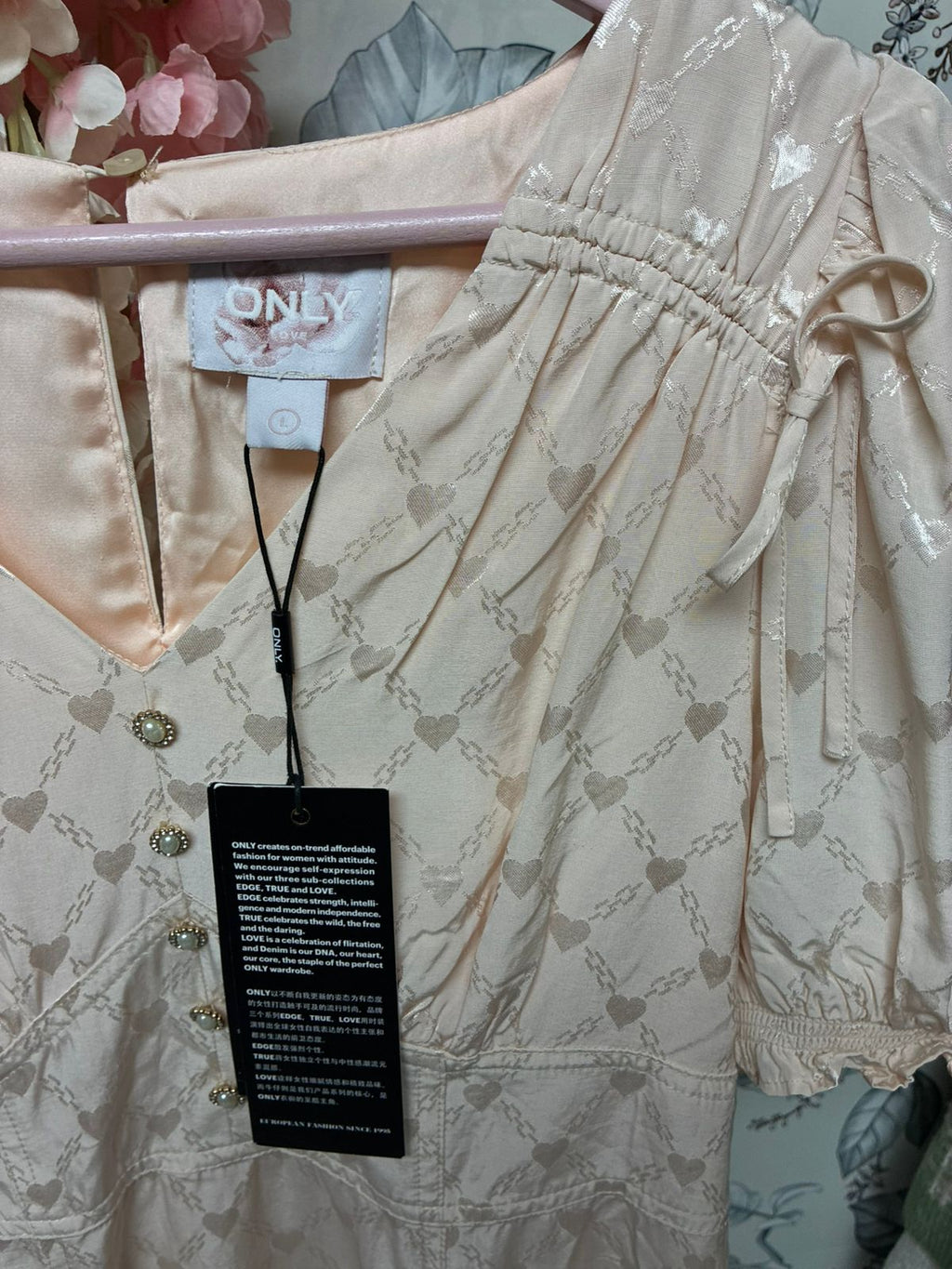 Vestido rosa satinado largo con botones y manga corta