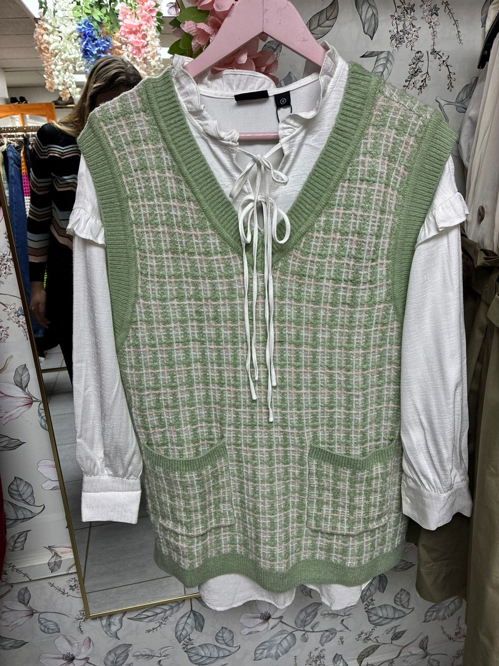 Chaleco Oversize Cuadros Verdes + Camisa Blanca